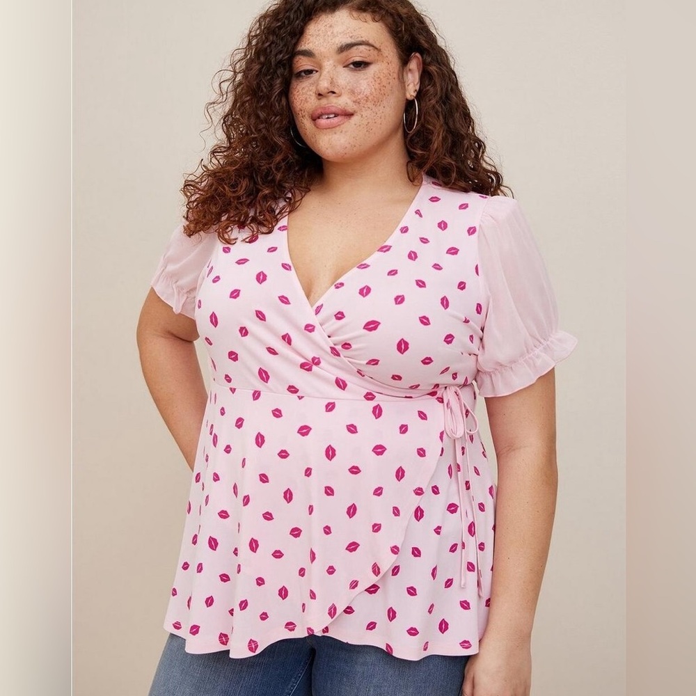 Torrid wrap top puff sleeve Pink Lip Print Blouse women’s plus size 3 / 3X NWT